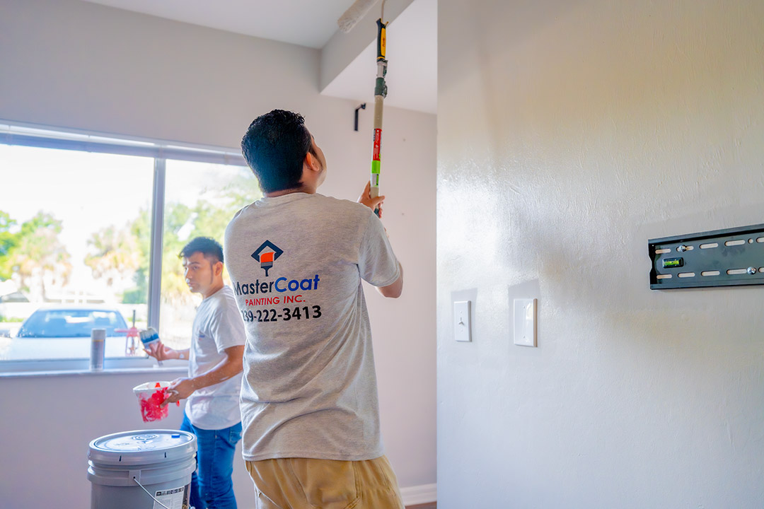 painter painting wall sin Naples